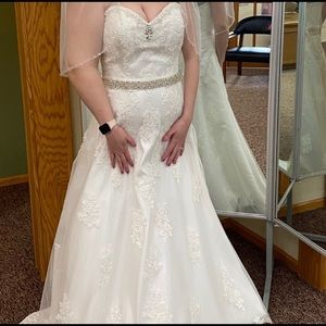 Brand new gorgeous never worn lace  wedding dress size